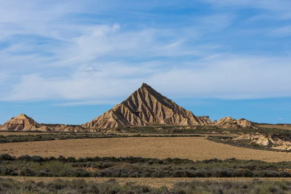 Güneşli bir günde, yarı çöl manzarası..