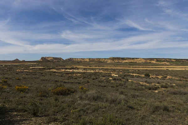 Güneşli bir günde, yarı çöl manzarası..