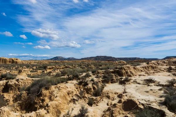 Güneşli bir günde, yarı çöl manzarası..