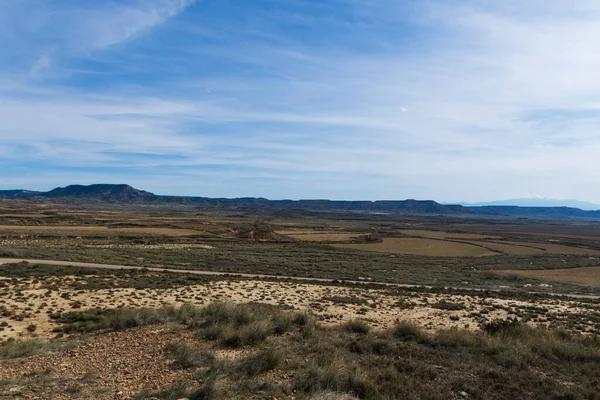 Vista Paisagem Semi Deserto Dia Ensolarado Com Nuvens Imagens Royalty-Free