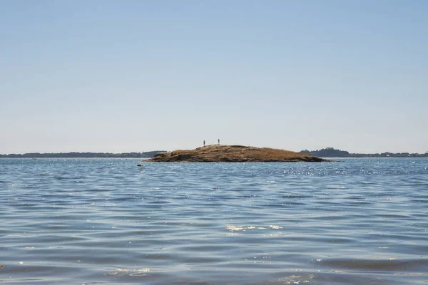 Küçük ada manzarası ve ışıklandırılmış gençlik