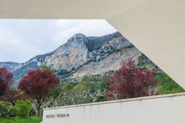 Hristiyan tapınağının bahçesinden manzaralar