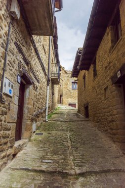 Bulutlu bir günde, şehrin caddelerinin manzarası