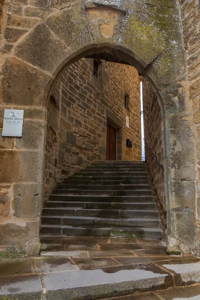 Bulutlu bir günde, şehrin caddelerinin manzarası