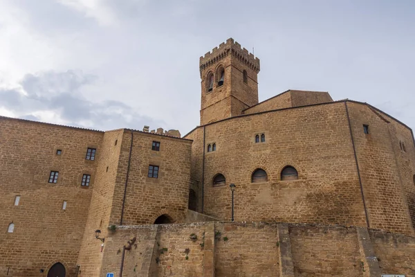 Gökyüzünün bulutlu olduğu bir günde, kulenin manzarası ve kasabanın güçlendirilmesinin bir parçası.