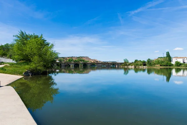 Вид Річку Міст Обидва Береги Прилеглими Будинками Сонячний День — стокове фото