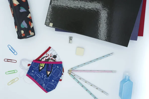 defterler, kalemler, çeşitli okul malzemeleri, maskeler ve hidroalkolik jel