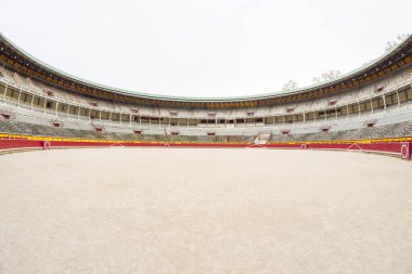 Boğaların caddelerde yürüdükten sonra girdiği kapıdan girerken çevrenin içini görmek.