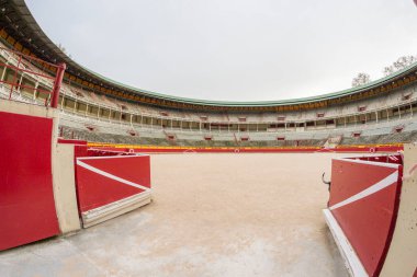 Boğaların caddelerde yürüdükten sonra girdiği kapıdan girerken çevrenin içini görmek.