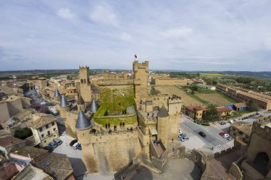 Şehrin tarihi şatosu, bulutlu bir günde.