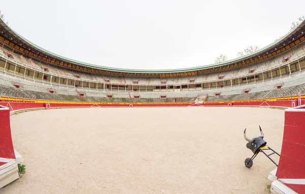 Boğaların caddelerde yürüdükten sonra girdiği kapıdan girerken çevrenin içini görmek.