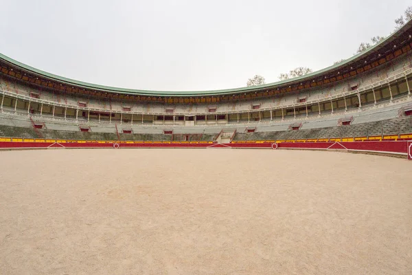 Boğaların caddelerde yürüdükten sonra girdiği kapıdan girerken çevrenin içini görmek.