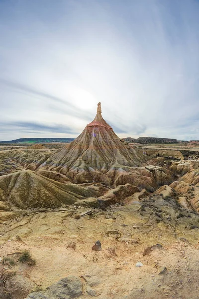 Güneşli bir günde, yarı çöl manzarası..