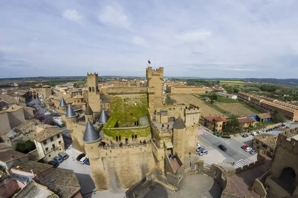 Şehrin tarihi şatosu, bulutlu bir günde.