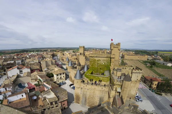 Şehrin tarihi şatosu, bulutlu bir günde.