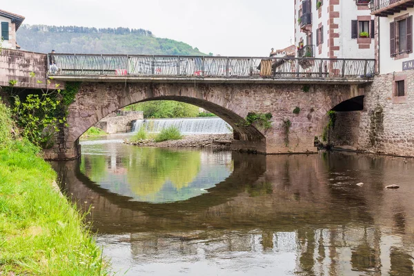 Bölgenin tipik evleri, nehir, köprü ve bitki örtüsü.