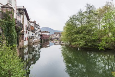 Bölgenin tipik evleri, nehir, köprü ve bitki örtüsü.