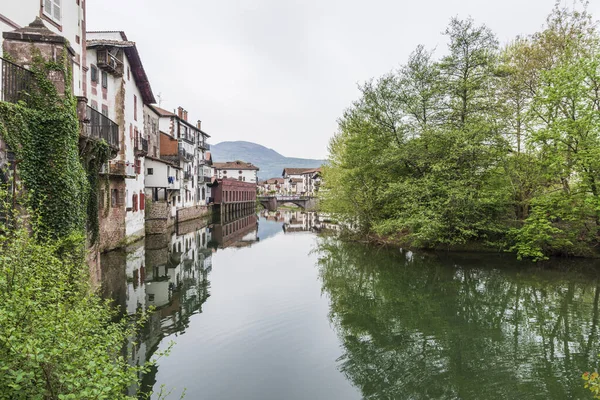 Bölgenin tipik evleri, nehir, köprü ve bitki örtüsü.
