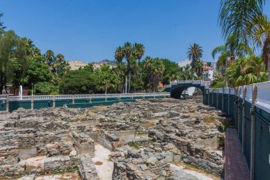 İlkel sanayinin kalıntılarına ve arka planda bir parka bakıyorum..