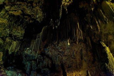 Kaya boşluğunun içi, detaylar flaş olmadan fotoğraflandı