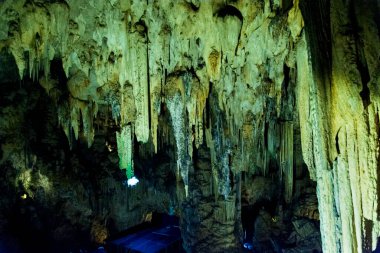 Kaya boşluğunun içi, detaylar flaş olmadan fotoğraflandı