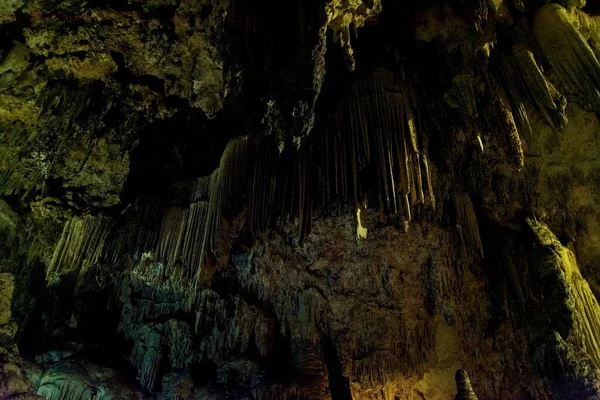 Kaya boşluğunun içi, detaylar flaş olmadan fotoğraflandı