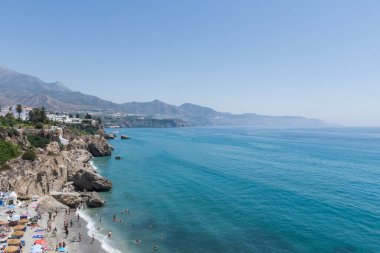 Sahil, deniz, banyo yapan ve su sporları yapan insanlar..