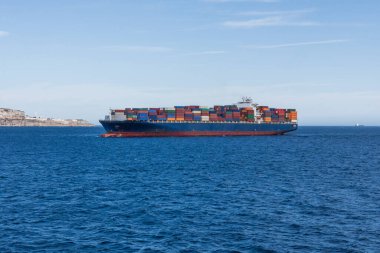 Geçidin ortasındaki gemiden başka bir konteyner gemisinin görüntüsü.