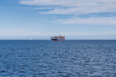 Geçidin ortasındaki gemiden başka bir konteyner gemisinin görüntüsü.