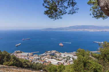 Deniz, kayıklar, sahil, uçsuz bucaksız mavi gökyüzü ...