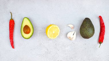 Gri arka planda Meksika soslu guacamole.