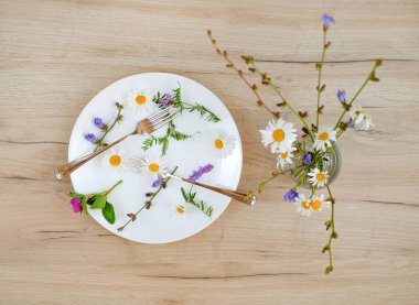 Tabakta bahar çiçekleri ve ahşap arka planda çözünmüş vazo. Üst Manzara. Yaz ve bahar konsepti.