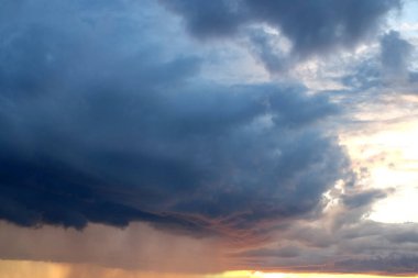 Koyu mavi dramatik fırtına bulutlu güneş ışığı
