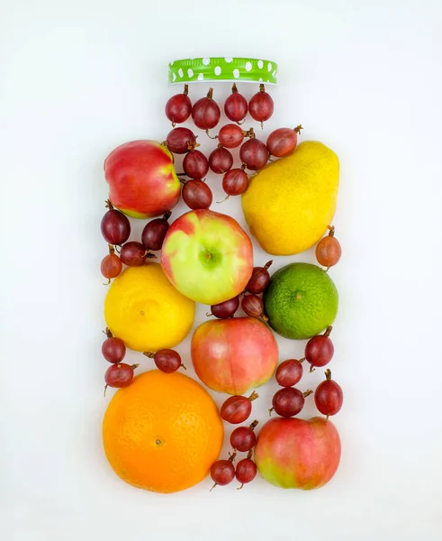Kreatywna forma świeżych owoców w kształcie słoika na białym tle. Widok z góry. — Zdjęcie stockowe