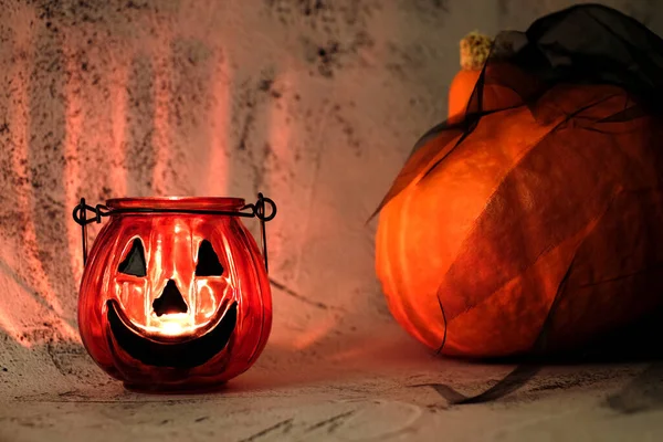 Хэллоуин свет свечи и тыквы украшения крупным планом — стоковое фото