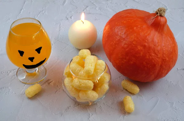 Хеллоуїн композиція з напоєм, апельсиновим коктейлем, гарбузом, свічкою та кукурудзою — стокове фото