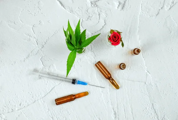 Composition avec ampules, seringue médicale, rose et feuilles. Vue du dessus — Photo