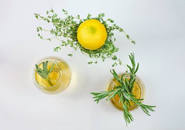 Cam bardakta biberiye çayı, kekikli limon. Üst görünüm