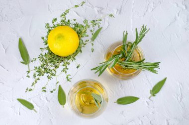 Cam bardakta biberiye çayı, kekikli limon. Üst Manzara. Desenli arkaplan