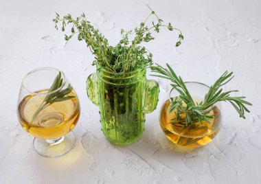 Cam bardakta biberiye çayı, kekikli şişe. Desenli arkaplan