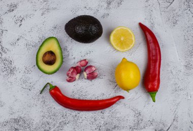 Gri desenli arka plan, üst görünüm üzerine guakamole malzemeleri.