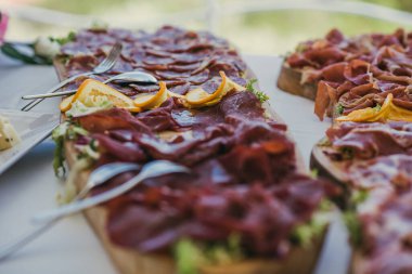 Yaz mevsiminde bir gurme büfesinde yakın plan pişirilmiş et. Restoran ve Sağlıklı Yemek Konsepti.