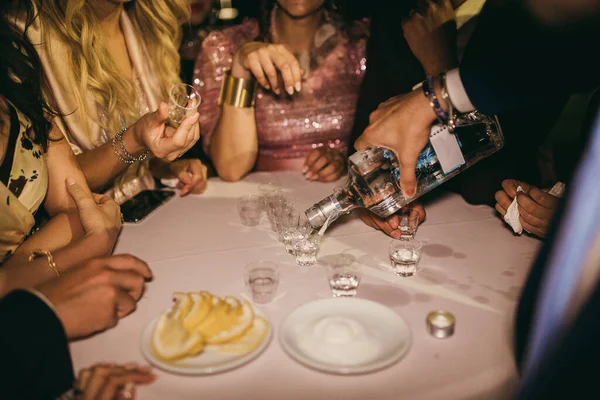 Elegante Mensen Rond Een Tafel Drinken Een Borrel Een Nachtclub — Stockfoto