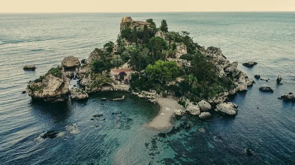 俯瞰地中海中央布满岩石和植被的小岛 意大利风景 — 图库照片