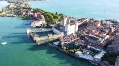 Sirmione 'nin havadan görünüşü Garda Gölü' ndeki bir ortaçağ köyü. İtalyan manzarası.