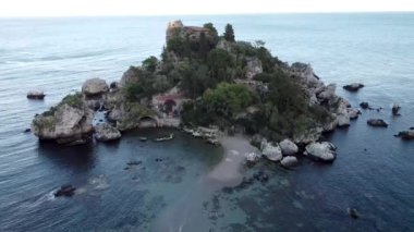 Akdeniz kıyısının havadan görüntüsü var. Güney İtalya Sicilya 'da Taormina Isola Bella.