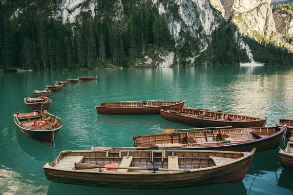 Houten Roeiboten Geparkeerd Een Steiger Berglandschap Met Meer Rivier Met — Stockfoto