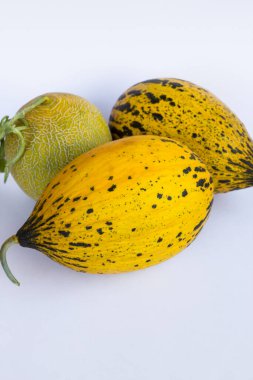 Taze, olgun Türk kavunu. Fotokopi aletiyle beyaz..