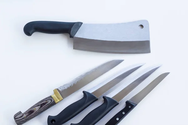 Группа Ножей Разных Размеров Белой Земле Крупным Планом — стоковое фото