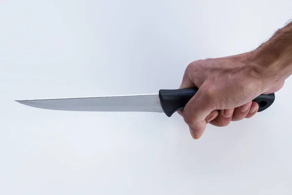 Beyaz Arka Planda Keskin Bir Bıçak Tutan Yetişkin Bir Erkek — Stok fotoğraf